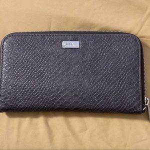 Thirty-one All about Benjamin’s Jewell wallet. Gray